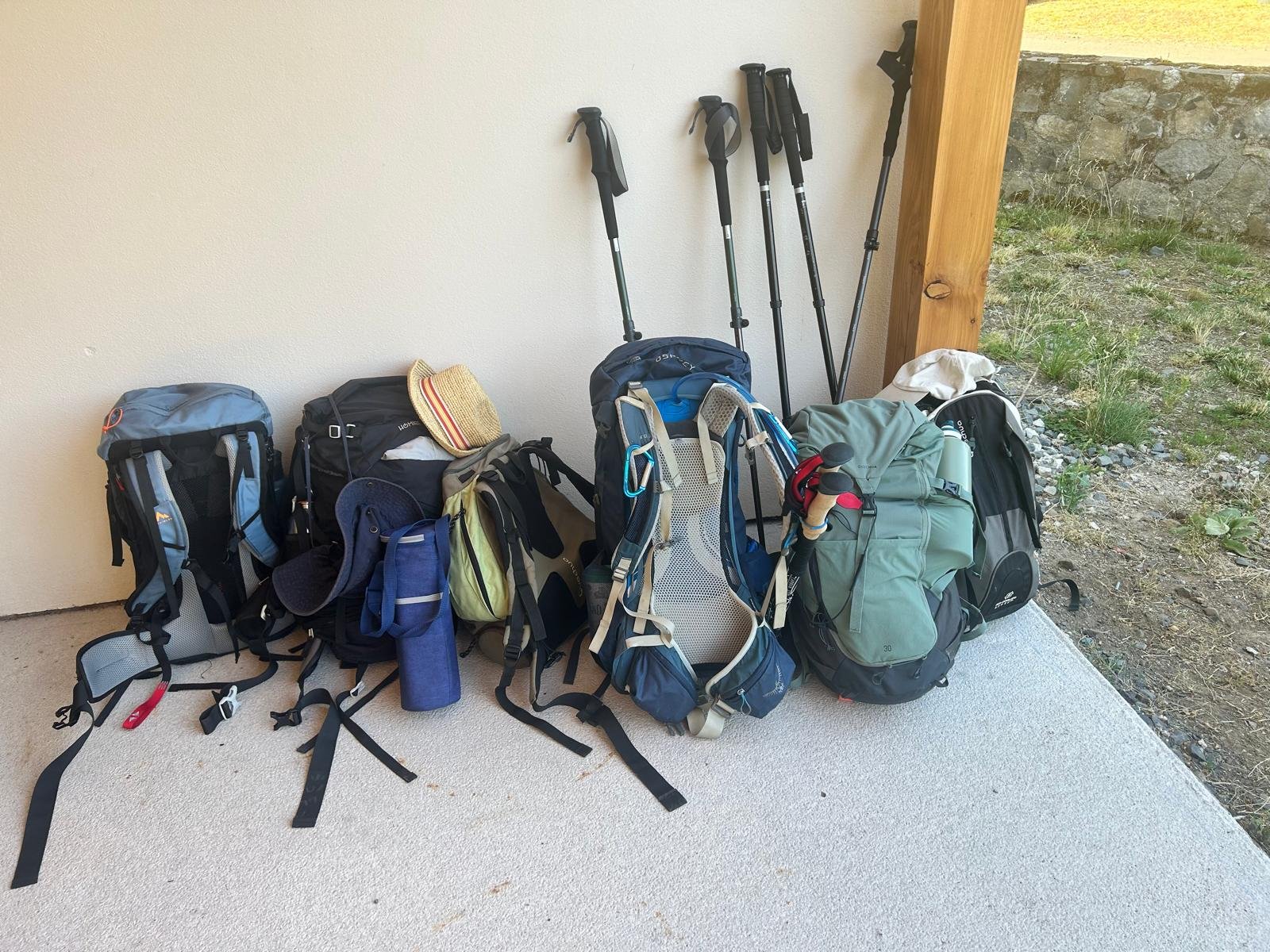 Sacs à dos et bâtons prêts pour le départ de Compains