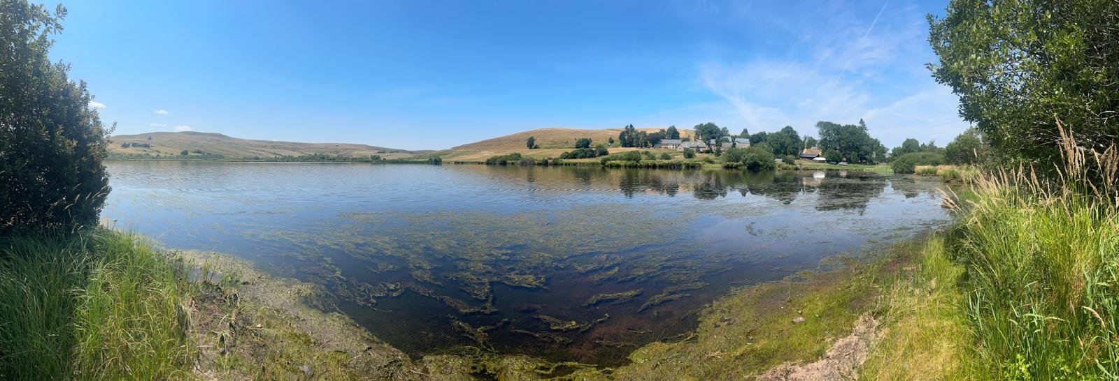Vue panoramique sur un lac du parcours entre Compains et Égliseneuve-d’Entraigues