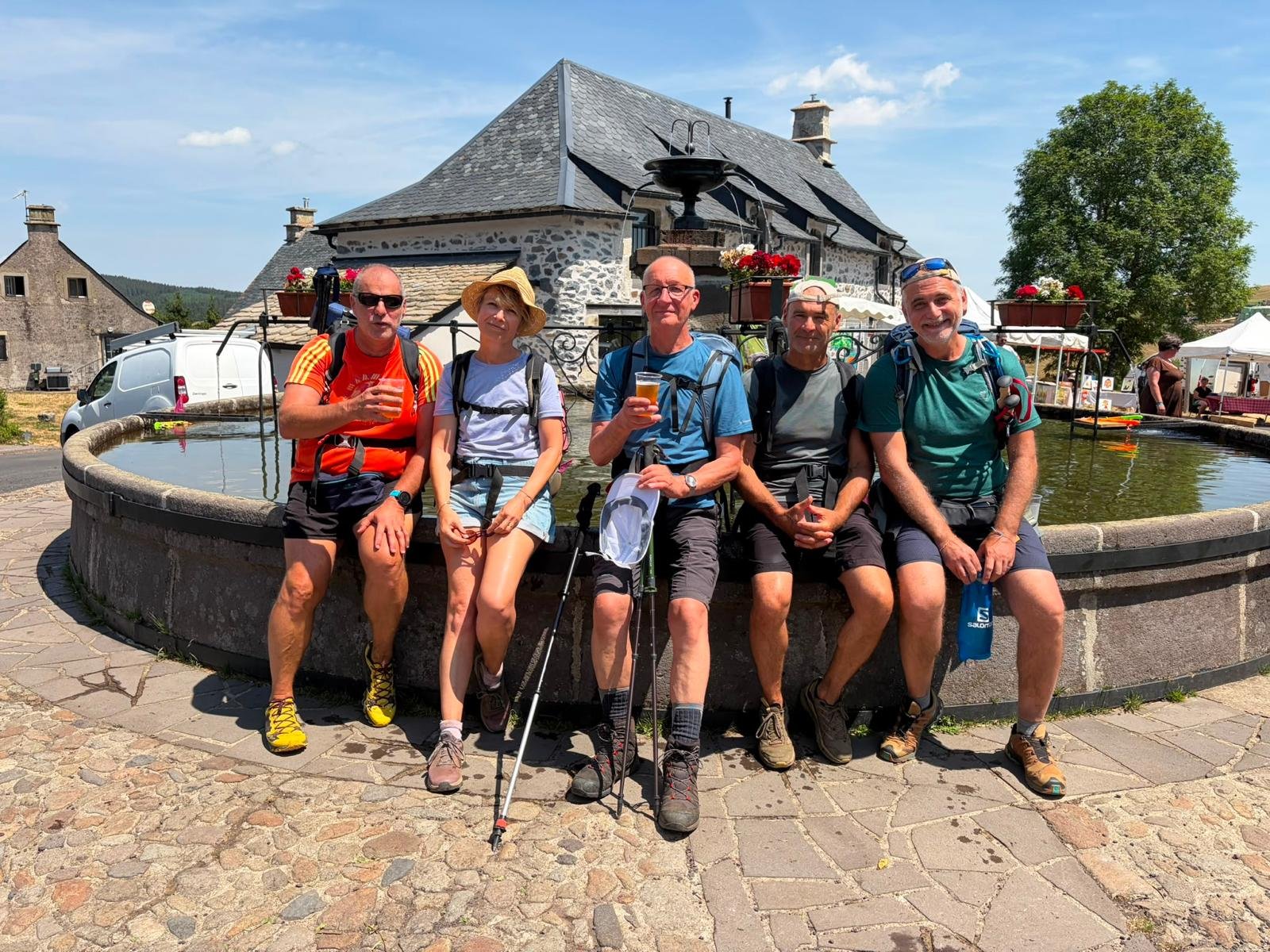 Le groupe de randonneurs faisant une pause lors de la fête du village