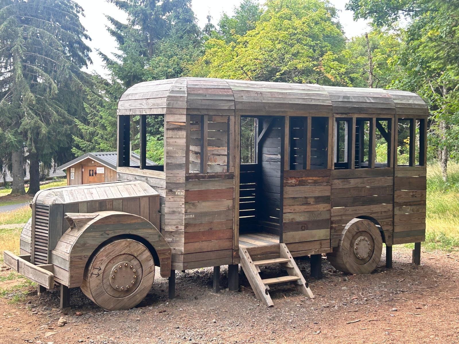 Structure de camion en bois rencontrée au départ de l'étape