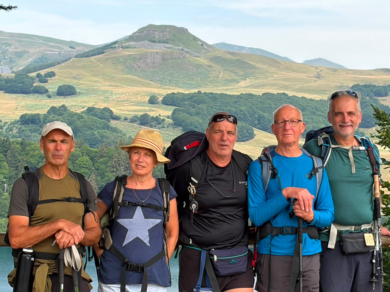 Le groupe de randonneurs réuni dans les paysages du massif du Sancy