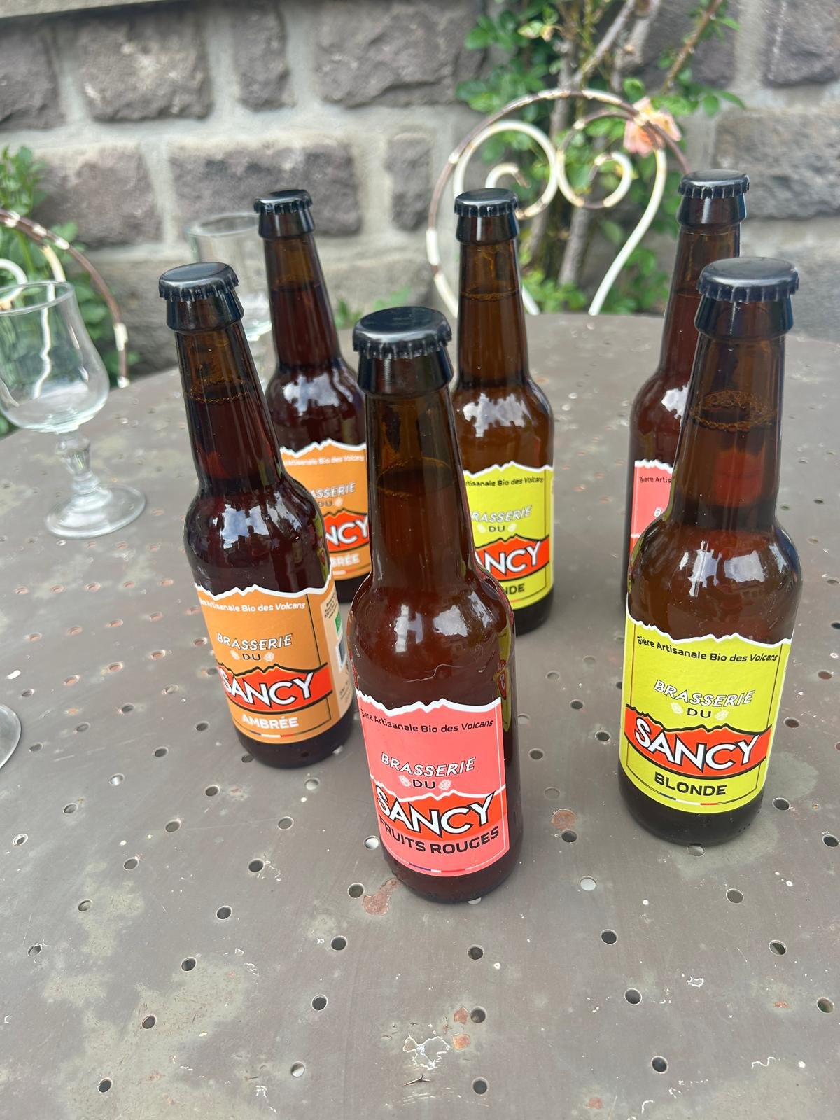Bières artisanales partagées à l'arrivée de l'étape à Compains