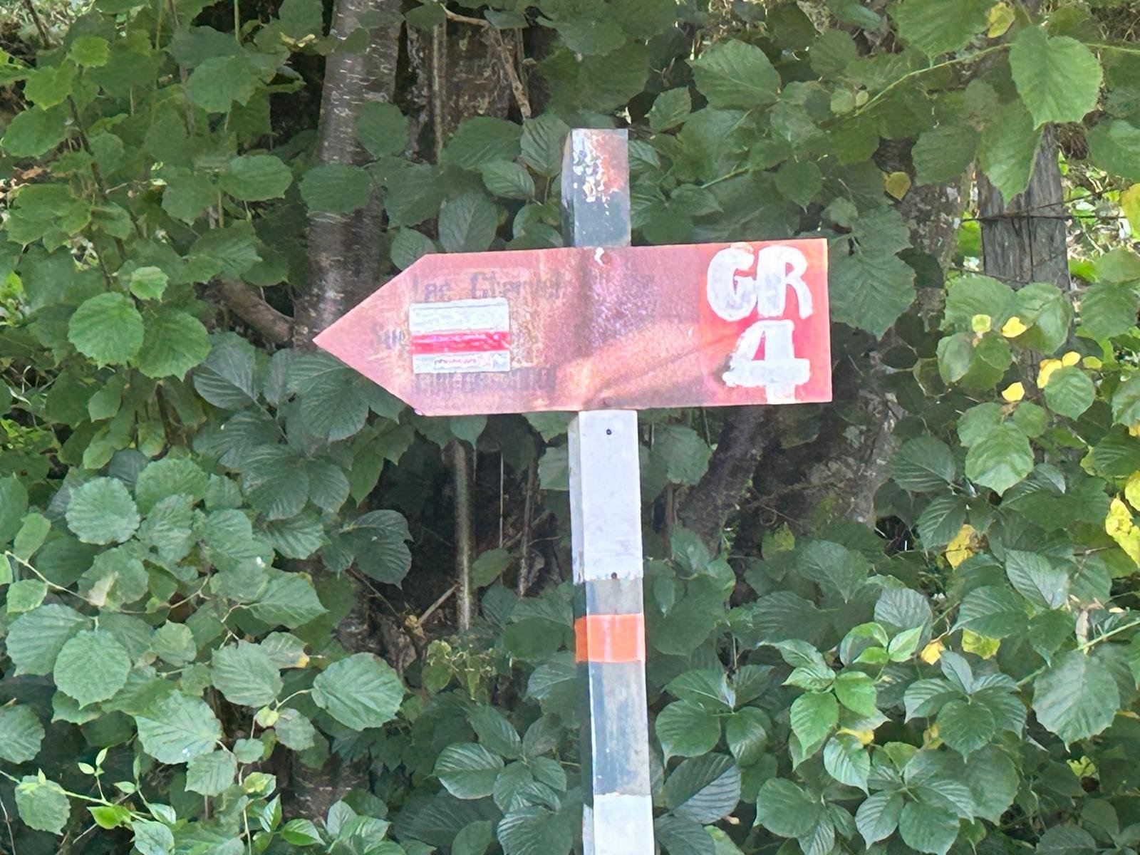 Panneau rouge du GR4 au départ de la dernière étape
