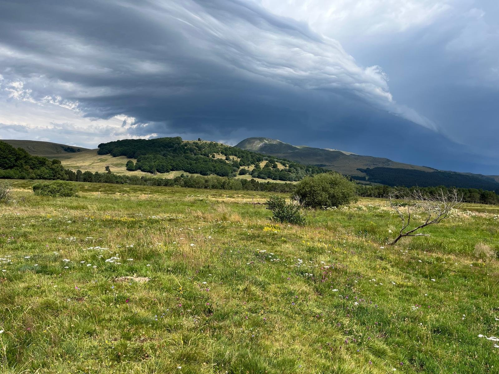 Nuages d'orage spectaculaires au-dessus des plateaux du Sancy