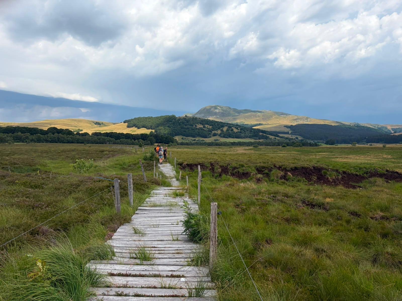 Passerelle en bois traversant les zones humides sur le chemin de Super-Besse